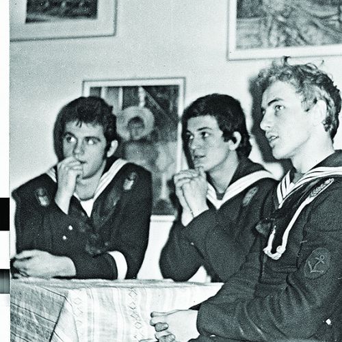 Janusz Leon Wiśniewski w szkole. Janusz Wiśniewski pisze po godzinach