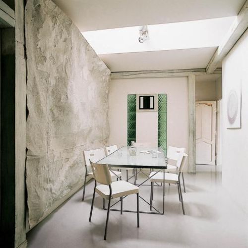 Jasną jadalnie akcentują zielone luksfery.