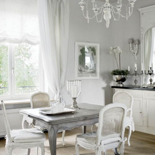 Jasne barwy są ponadczasowe, klasyczne, ale czysta biel bardzo się wybija, może drażnić, dlatego warto ją przełamać.