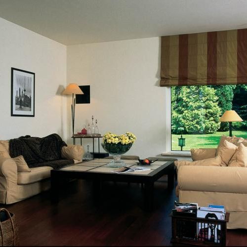 Jasne kanapy i niski stolik. Ze szlachetnym umiarem