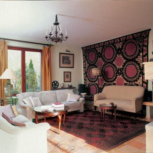 Jasne kanapy komponują się z dywanami.