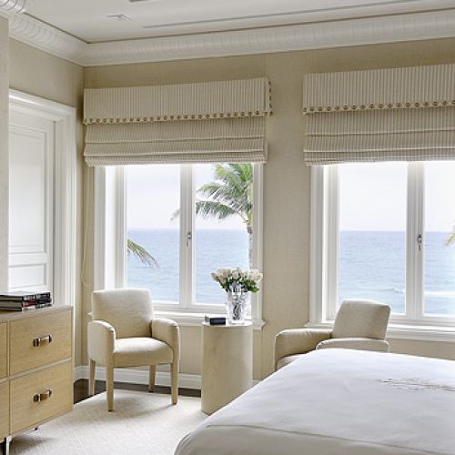 Jasne kolory i proste meble, a do tego sztukateria.