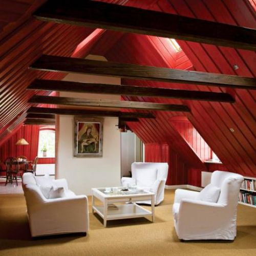 jasne meble i wykładzina. Poddasze zamku w Staniszowie