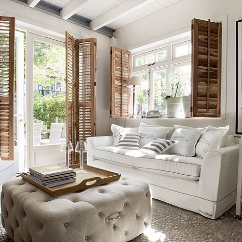 Jasne, miekkie kanapy, drewniane okiennice. W domu panuje totalna mieszanka stylów.