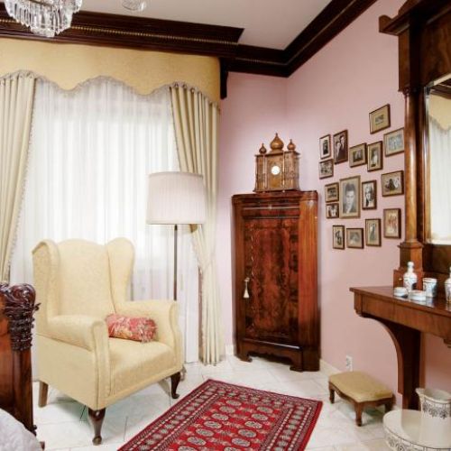 Jasne obicie fotela rozjaśnia wnętrze.