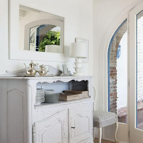 Jasne pokoje wyposażone w białe meble,