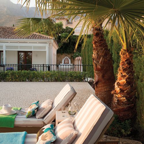 Jasne przestronne wnętrze, mnóstwo letnich kolorów, w oknach witraże. Dom w Hiszpanii to alternatywa na