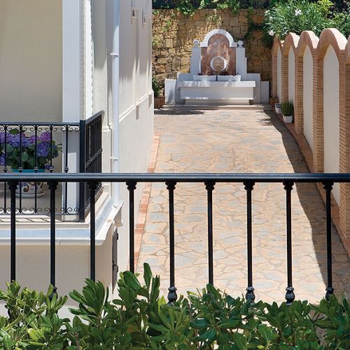 Jasne przestronne wnętrze, mnóstwo letnich kolorów, w oknach witraże. Dom w Hiszpanii to alternatywa na