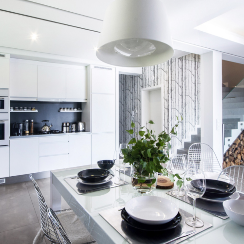 Jasne, przestronne wnętrze w nowoczesnym wydaniu. Choć w całej stylistyce dominują czerń i biel, naturalne