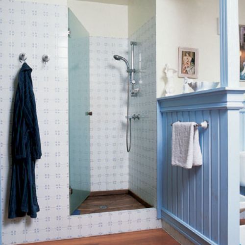 Jasnoniebieskie panele w wiktoriańskim stylu.