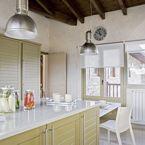 Jasny mech - takim kolorem zostały pomalowane szafki kuchenne.