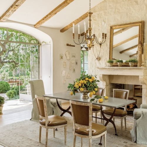 DWUSTRONNY FRANCUSKI KOMINEK WYPATRZONY PODCZAS WYCIECZKI PO EUROPIE OGRZEWA SALON I KUCHNIĘ.