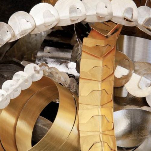 Jaworscy łączą elementy wycięte ze srebrnej czy złotej blachy w łańcuchy, bransolety i naszyjniki.