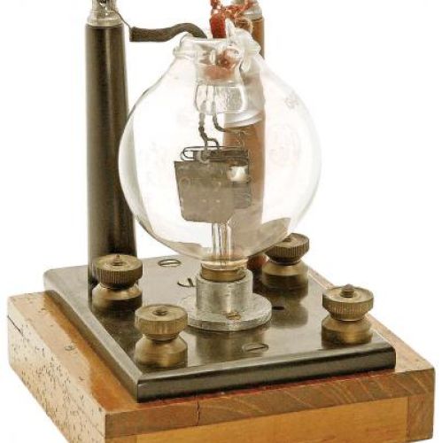 Jeden z pierwszych odbiorników skonstruowany na początku XX w. przez amerykańskiego wynalazcę Lee De Foresta, fot. FORUM