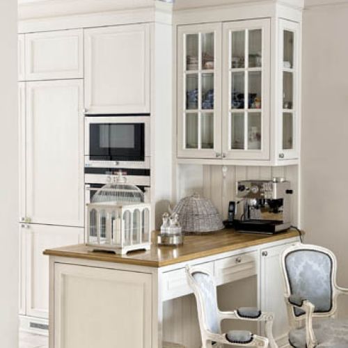 Jedna ze ścian w kuchni zabudowana jest szafkami zrobionymi na zamówienie.