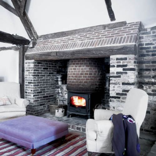 Jedno skrzydło domu zbudowano jeszcze w średniowieczu, drugie – w XVI wieku, sporo detali architektonicznych