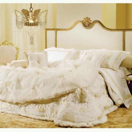 Jedwabne poduszki i satynowa narzuta będą idealne. Tkaniny Gemma firmy Lady Laura. ORIGINE ITALIA