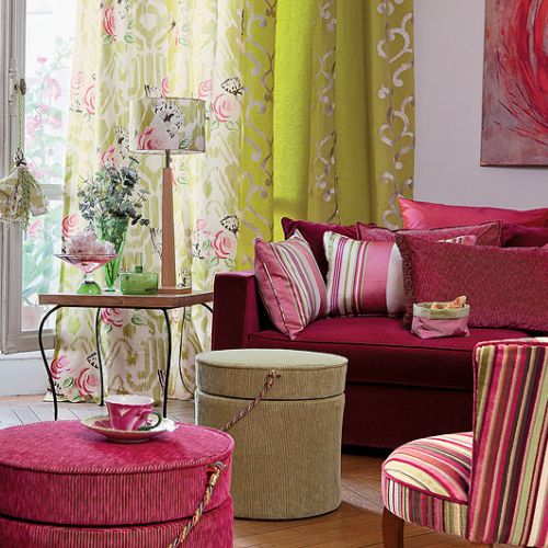 Jedwabne zasłony: limonkowe w cenie 612 zł/m, w kwiaty – 599 zł/m. Pufy obite bawełną Alexandrie