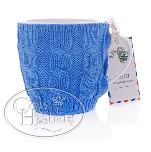 Jesienią i zimą częściej sięgamy po ciepłe okrycia oraz kubek gorącej herbaty. Uroczy kubek w niebieskim sweterku można kupić