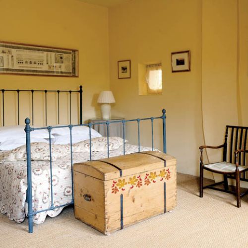 Jesienny wzór pasuje do rustykalnej sypialni.