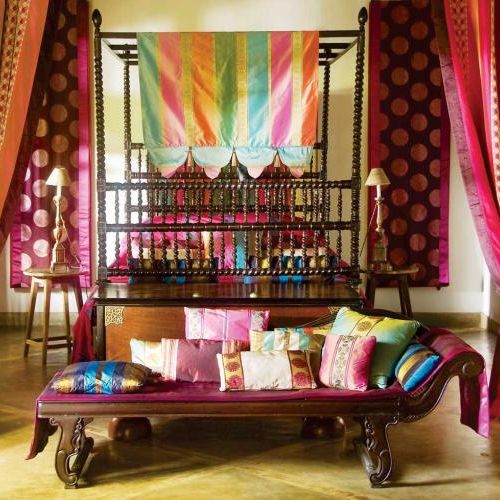 Jeśli Indie, to jedwab. W sypialni nie powinno zabraknąć wzorzystych narzut i barwnych poduszek. Kolekcja