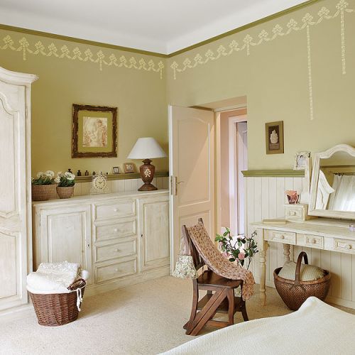 Jeśli kokardki namalujecie w sypialni nad łóżkiem, będą wyglądały jak romantyczny baldachim, jeśli zrobicie z