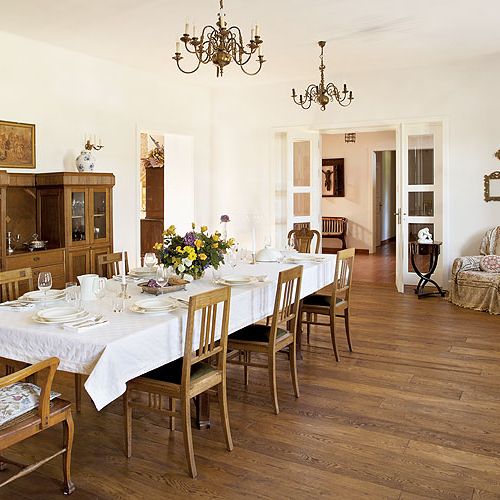 Jeśli świecznik, to wielki, jeśli wazon, to ogromny.