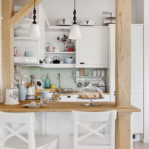 Jest dekoracją dzięki zbiorowi pastelowych miseczek, foremek, dzbanków i puszek.