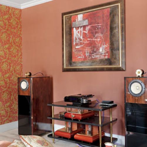 Jest kolorowo i przytulnie, na ścianach wisi sztuka współczesna.