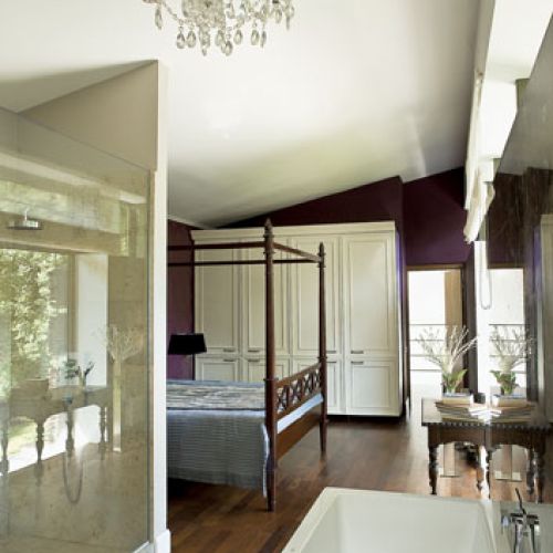 Jest otwarta na łazienkę. Pracownia w modernistycznym domu