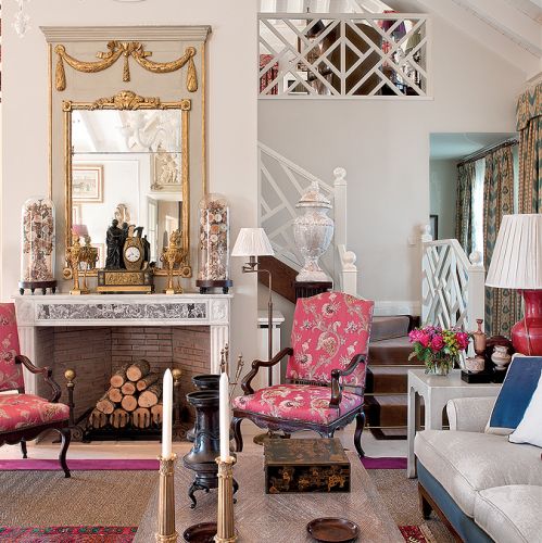 Jest tu wszystko: meble z XVII i XX wieku, żyrandole z Murano, marmury, forniry, perskie dywany i rosyjskie komódki.