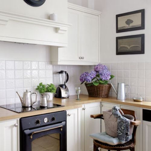 Joanna - projektantka - sama wymyślila szafki, a stól i krzesłą znalazła na starociach.