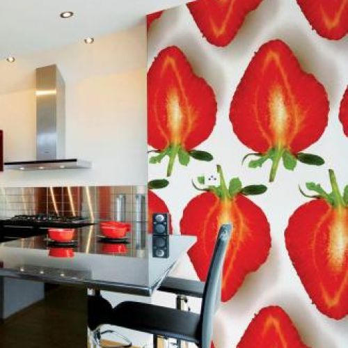 Joanna Szachowska- Ogromne truskawki przekrojone na pół.