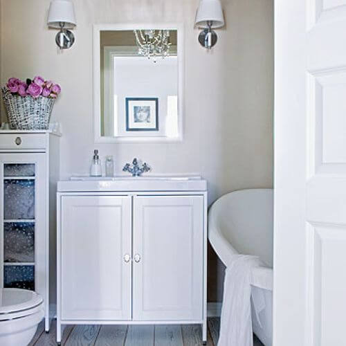 Joanna uważa, że kafelki nie są eleganckie, dlatego ściany pomalowała, a na podłodze położyła drewno.