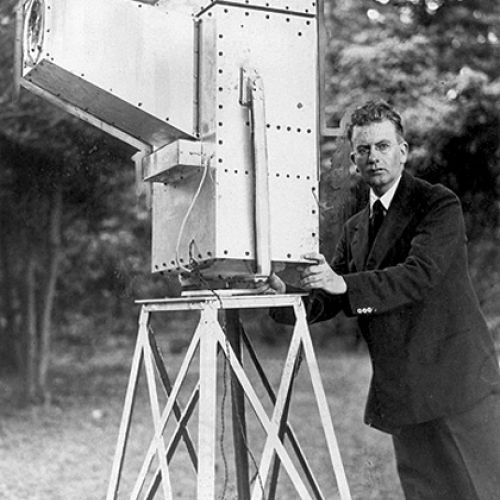 John Logie Baird (1888-1946), telewizyjny pionier ze swoim wynalazkiem – kamerą Noctovisor