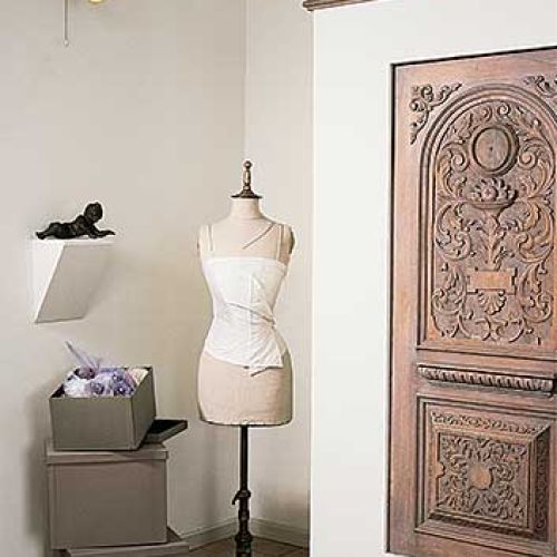 Jola potrafi tygodniami mieszać farby, zeby znaleźć idealny kolor dla swoich kreacji. Potem ozdabia je