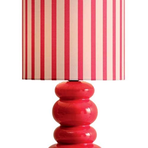 czerwona lampa stołowa Fonso marki Jotex z błyszczącą ceramiczną podstawą oraz abażurem w paski