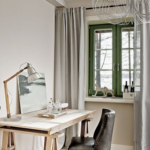 Kącik do pracy w sypialni. Drewniak z francuskim wnętrzem