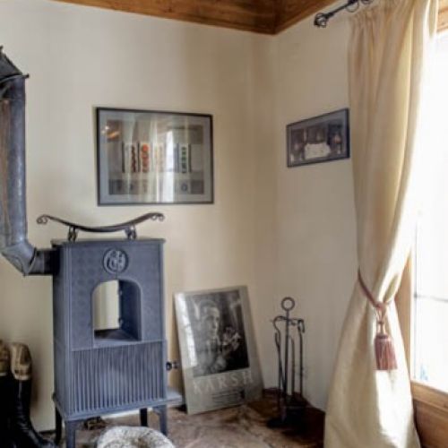 Kącik z kozą jest pełen rodzinnych pamiątek - na ścianach wiszą grafiki Jana Młodożeńca, a na podłodze leżą amonity.