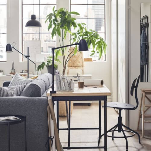 kącik do pracy w salonie