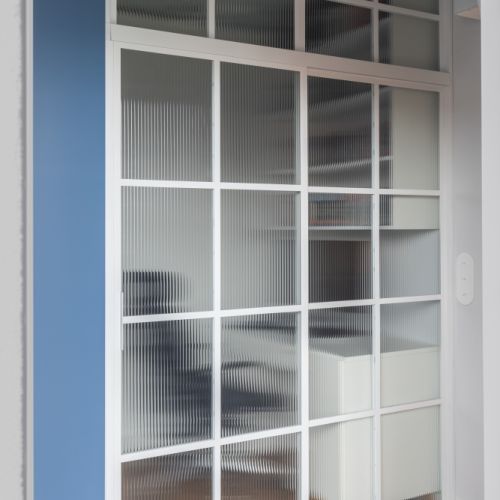 domowe biuro wydzielone w sypialni