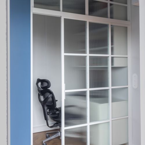 kącik do pracy i gier wydzielony w sypialni