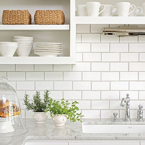 Kafelki na ścianie przypominają te, które można zobaczyć w nowojorskim metrze.