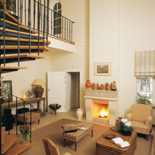 Kameralny rodzinny salonik. Stąd malowniczymi krętymi schodkami wchodzi się do reprezentacyjnej części domu.