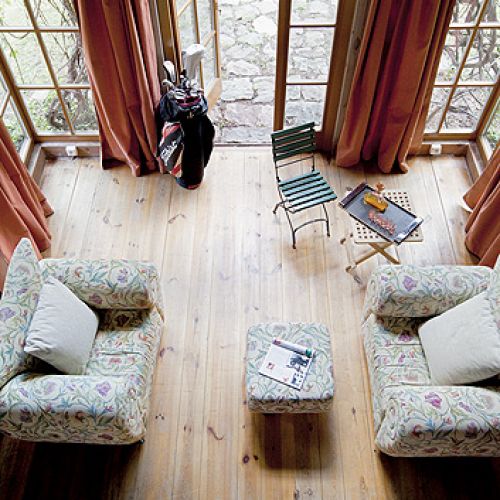 Kamień i wiekowe sosnowe dechy na podłogę gospodarze odkupili od sąsiadów.