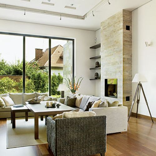 Kamień na kominku to brazylijski łupek kwarcytowy, taki sam jak ogrodowy, lecz w złotym odcieniu.