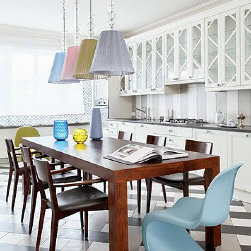 Kamienica z lat 30. Mieszkanie wykończone klasycznie, ale z dodatkiem koloru i dizajnu.