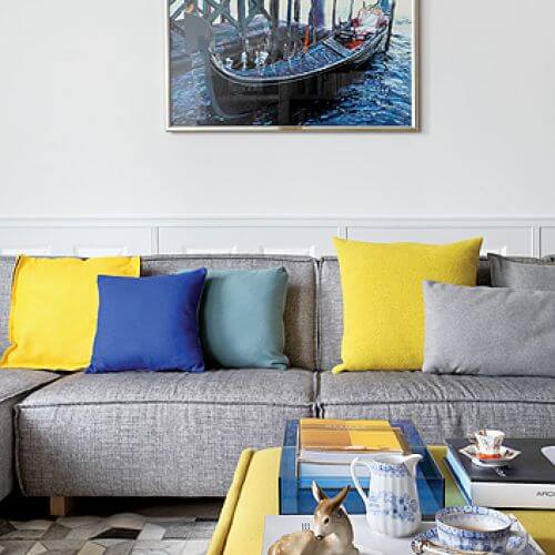 Kamienica z lat 30. Mieszkanie wykończone klasycznie, ale z dodatkiem koloru i dizajnu.