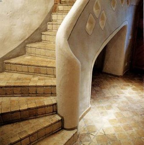 Kamienne schody urządziły hol. RUSTICO