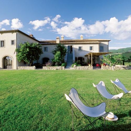 Kamienny budynek w kształcie litery L, jest dawnym folwarkiem, który pełnił także funkcje obronne. Niegdyś żyli w nim razem